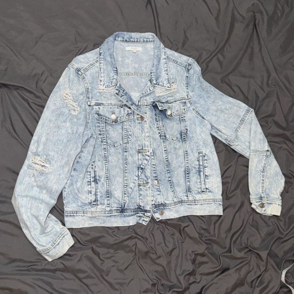 Veveret Women's Denim Jacket Size Large Light Wash Distressed Jean Jacket